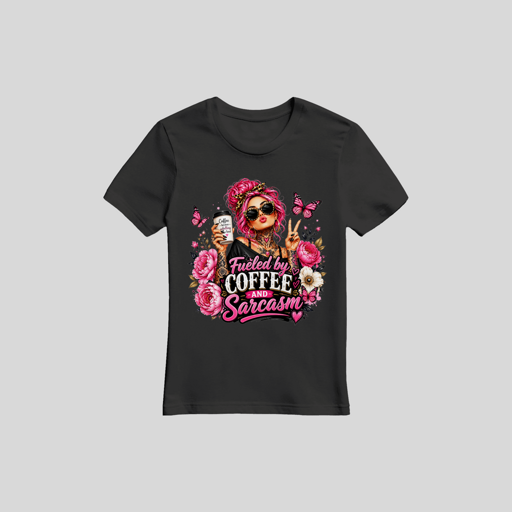 Motto T-Shirt Fueled by Coffee and Sarcasm – Lustiges Spruch-Shirt