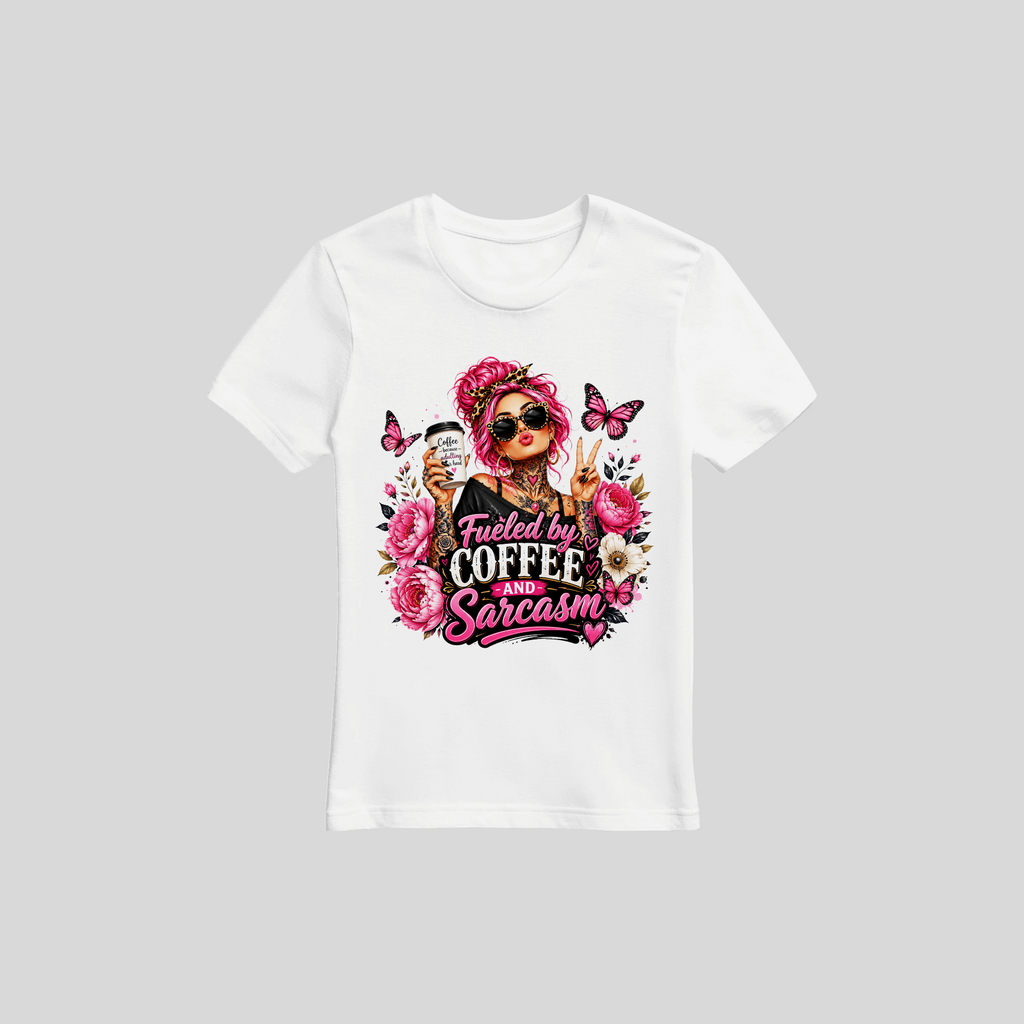 Motto T-Shirt Fueled by Coffee and Sarcasm – Lustiges Spruch-Shirt