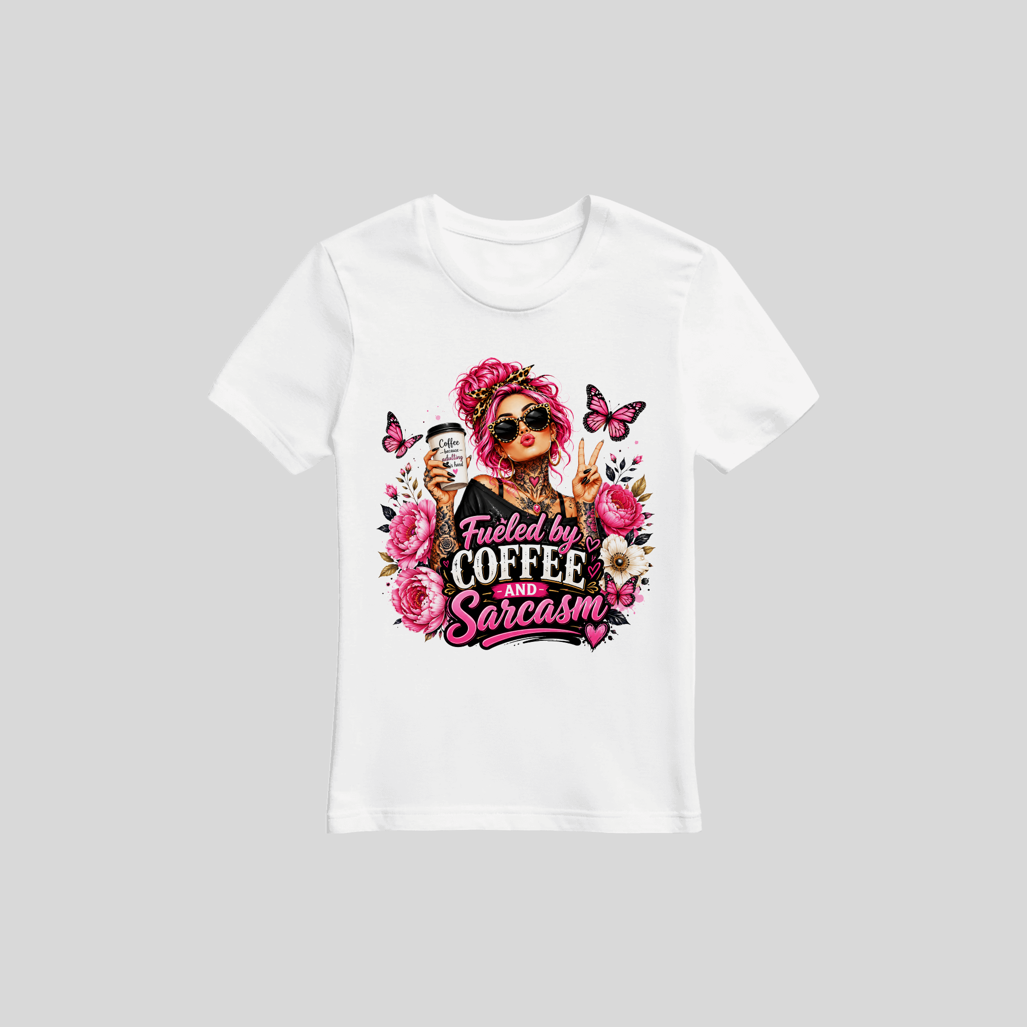Motto T-Shirt Fueled by Coffee and Sarcasm – Lustiges Spruch-Shirt