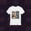 Mürrische Katze Statement T-Shirt – Lila Hintergrund mit Katzenmotiv