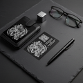 Aluminium Visitenkarten mit Lasergravur Lifestyle Werbebild | HV Digitaldruck